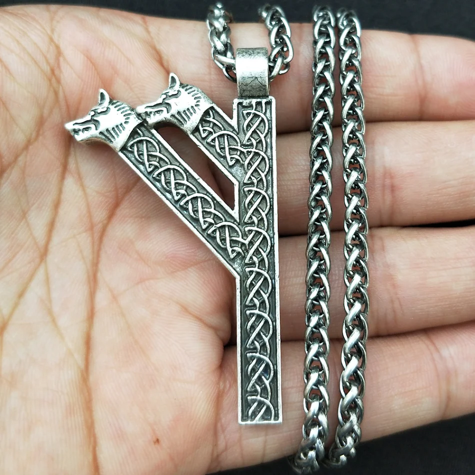 Męski naszyjnik z wisiorkiem z runą mody. Wikingowski symbolizm w eleganckiej biżuterii. Dodaj tajemniczy akcent do swojego wyglądu. Idealny dla mężczyzn z klasą.