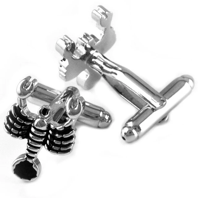 Boutons de manchette en métal Scorpion avec clous. Accessoire élégant et original pour homme, parfait pour affirmer votre style avec raffinement.