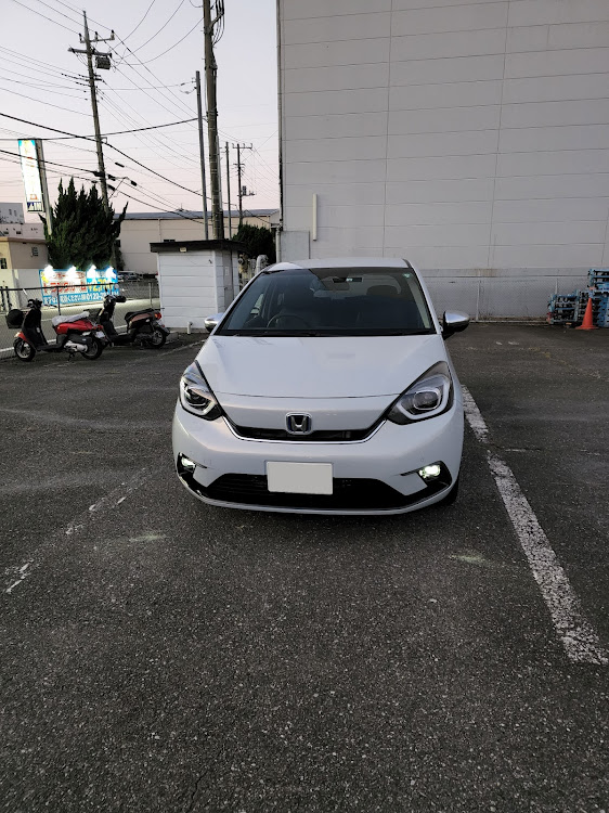 フィットの武蔵野フーズ所沢工場・自宅の駐車場に関するカスタム事例の投稿画像1枚目