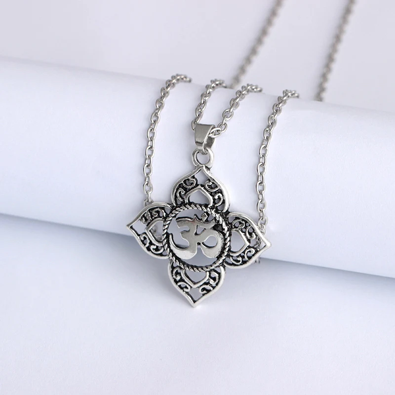 Openwork necklace short sweater chain