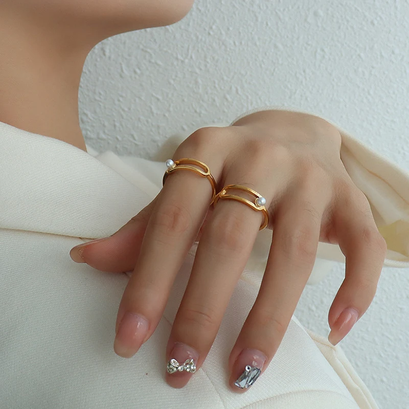 Koreaanse titanium stalen geometrische achterring verguld goud. Unieke persoonlijkheid en stijl. Duurzame elegantie en modern design voor jou.