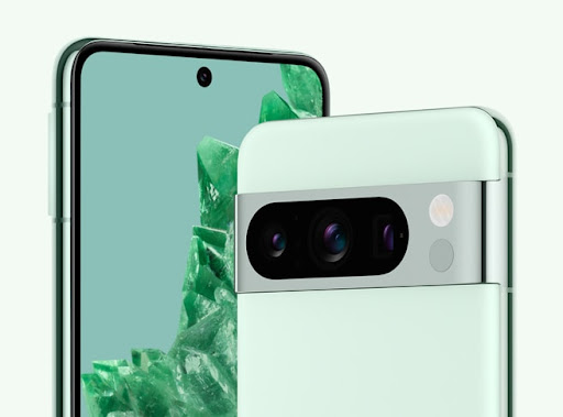 Fronte e retro di Pixel 8 Pro nel nuovo colore verde menta.