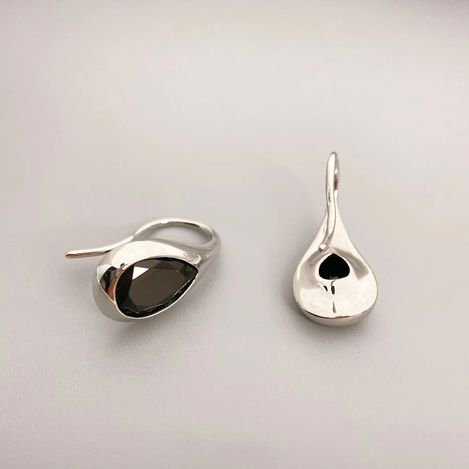 Brincos de strass fashion em banho de latão e ouro branco, estilo elegante e moderno para realçar sua beleza e complementar seus looks com brilho.