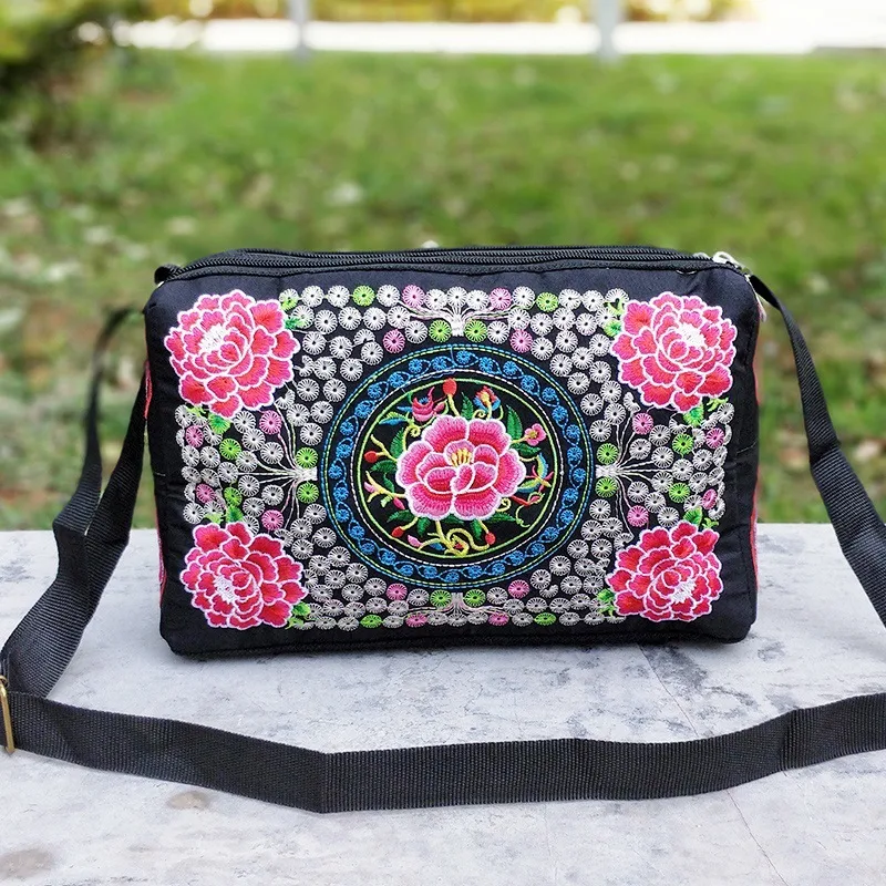 Ženska starinska torba na rame sa dvostranim vezom. Elegantna i praktična za svakodnevnu upotrebu.
