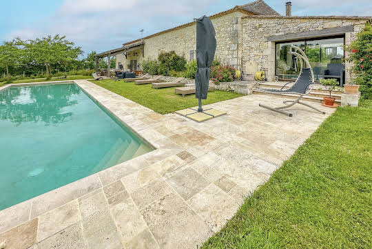 Maison avec piscine et jardin