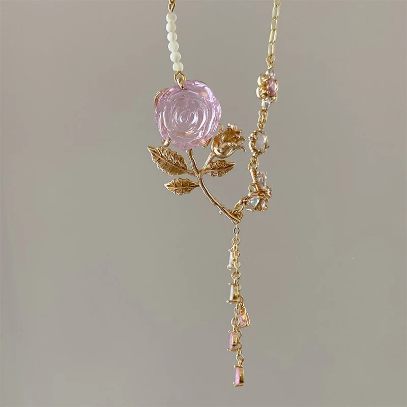 Colar Vintage Transparente Cristal Coração Rosa Elegância Delicada para Mulheres Joia Romântica Design Clássico Presente Ideal.