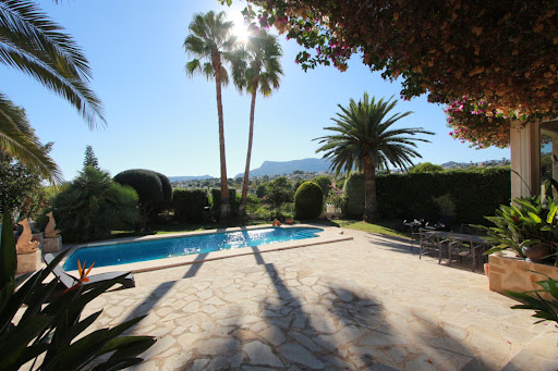 Villa avec piscine et terrasse 4