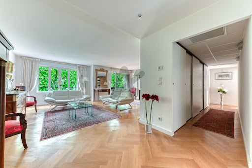 Bright living room with parquet floor and garden view in this luxury property for sale in Lyon 6ème ($971,258 - 128 m²)
