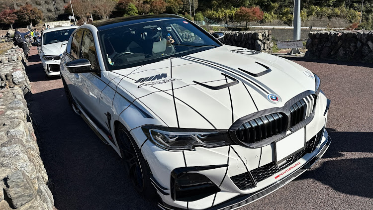 3シリーズ セダンのツーリング・みんカラやってます・安全運転が一番・派手派手ラッピングに関するカスタム事例の投稿画像3枚目