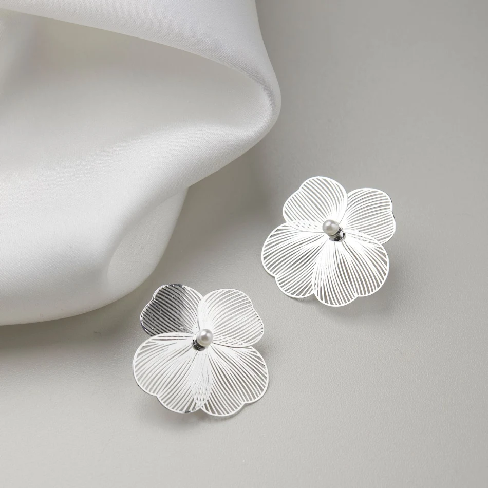 Clipe de orelha de flor grande prateada exagerado para mulheres, adicione estilo e elegância ao seu visual sem a necessidade de furos, design marcante.
