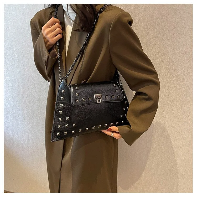 Sac bandoulière à rabat avec rivets et chaîne, un accessoire élégant et pratique pour transporter vos essentiels avec style au quotidien.