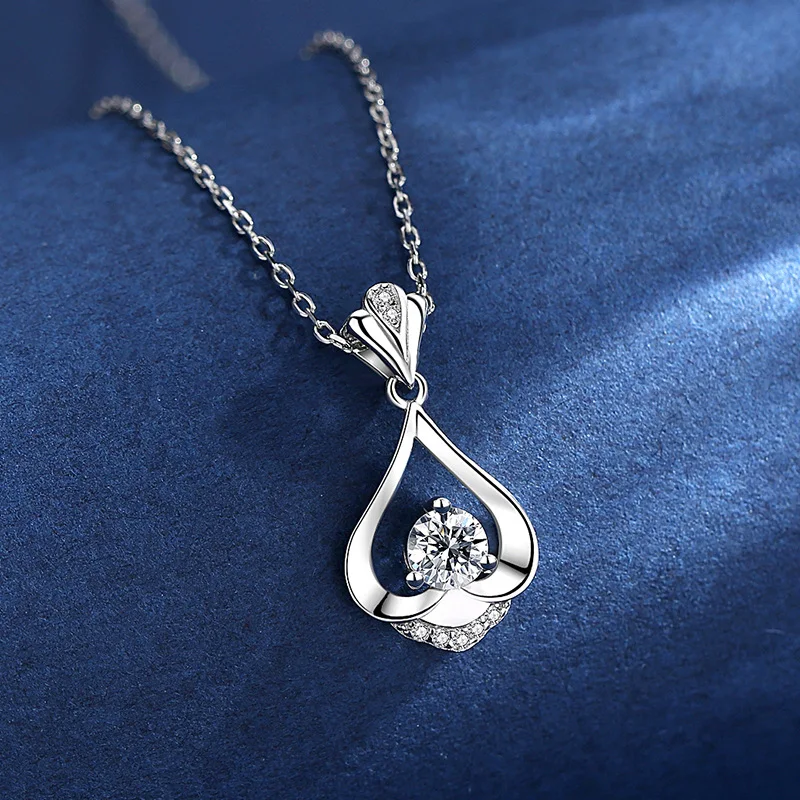 Collier Damira S925 en argent sterling avec fleur d'iris intelligente et goutte d'eau. Élégance et raffinement pour un look irrésistible.