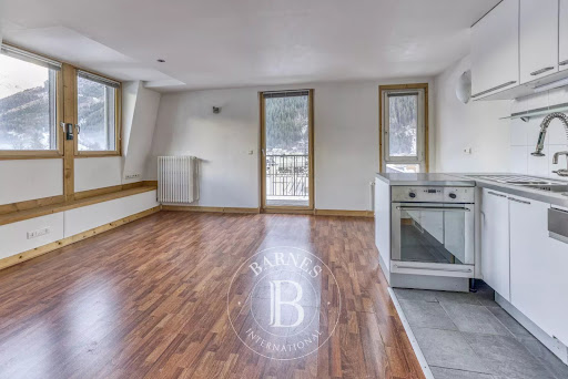 Apartment with fitted kitchen and wood floor living room in this luxury apartment for sale in Chamonix-Mont-Blanc ($1,614,397 - 107 m²)