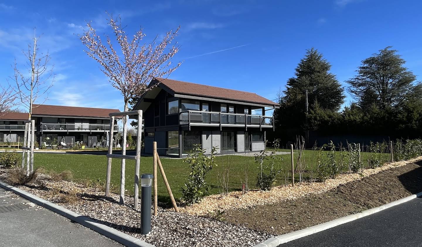 Contemporary house with garden Etaux