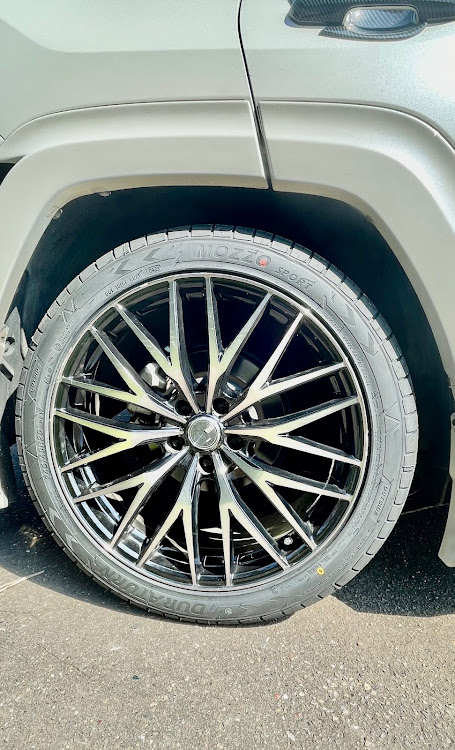 RAV4のTRD street monster・Ti2000・8.5j+35 20インチ・VENES・fs-01に関するカスタム事例の投稿画像1枚目
