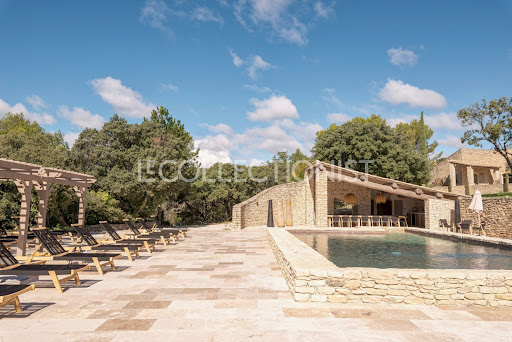 Pool and terrace with lounge chairs in this luxury property for seasonal rental in Gordes ($20,595 - 450 m²)