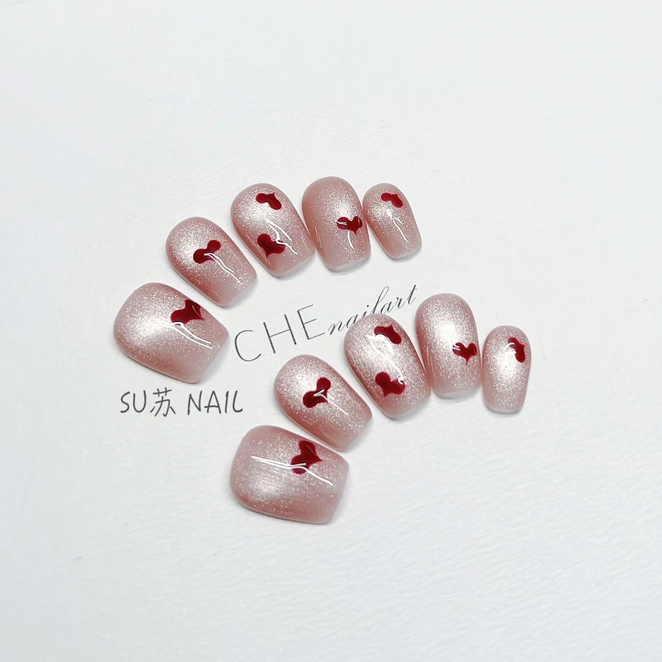 Unghie finte quadrate corte bianche effetto occhio di gatto, facili da applicare, per una manicure elegante e duratura.