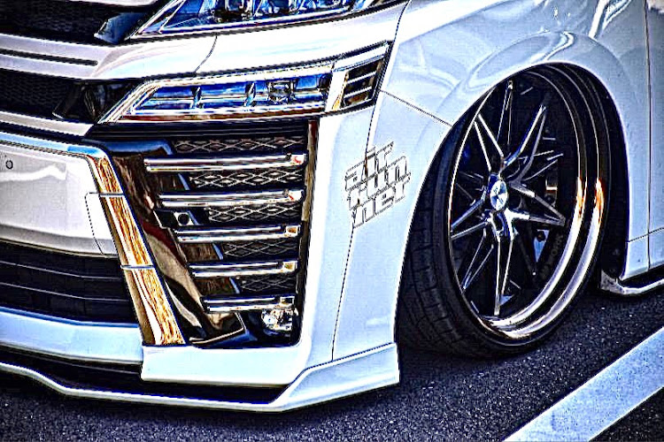 ヴェルファイアのWORK SCHWERT SG1・ホイール交換・ブロンズリム&レーザータトゥー・お仕事前に…・エアサスはモテるらしいは都市伝説に関するカスタム事例の投稿画像1枚目