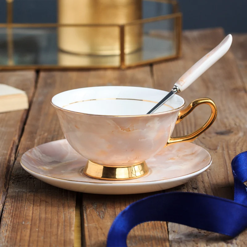 Keramische koffiemok voor perfect koffiegenot. Ergonomisch design, robuust en vaatwasmachinebestendig. Ideaal voor thuis of op kantoor.