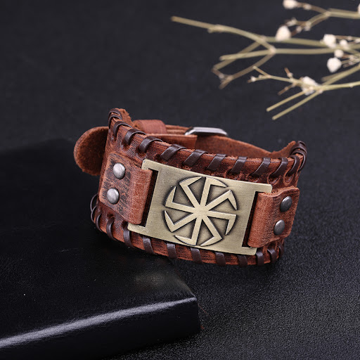 Title 4, Pulsera de cuero de amuleto de nudo irlandés