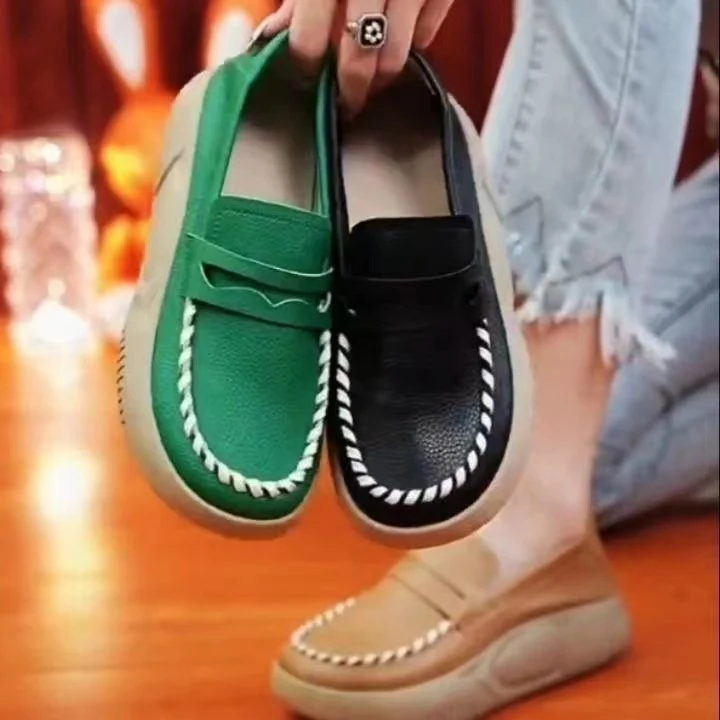 Sapatos casuais de couro slip-on com plataforma e bico redondo. Conforto e estilo para o dia a dia. Compre já!