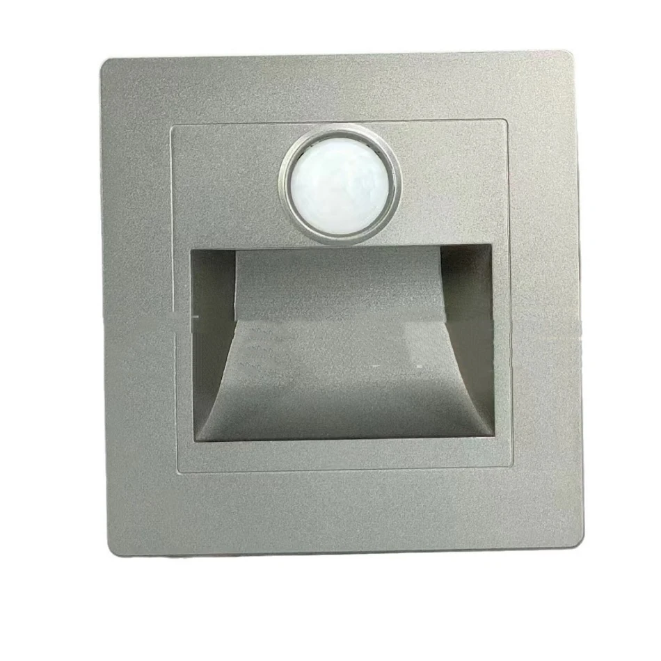 Lampe de marche d'escalier avec détecteur. Éclairage LED automatique. Sécurité, économie d'énergie, s'allume en détectant un mouvement.