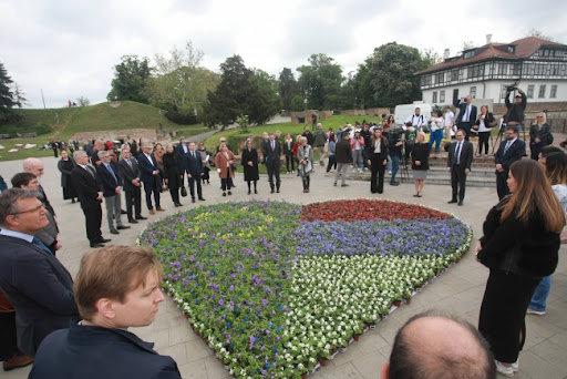 U čast Dana Evrope predstavnici EU na Kalemegdanu otkrili tepih od cveća (VIDEO)