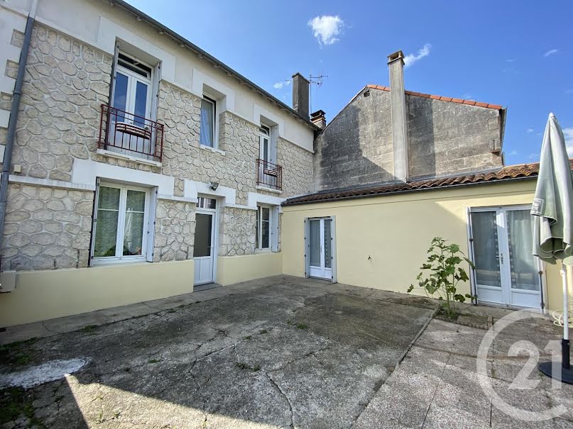 Vente maison 6 pièces 133.45 m² à Saintes (17100), 175 000 €