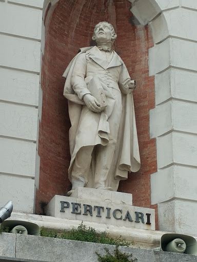 Pesaro: Perticari statue