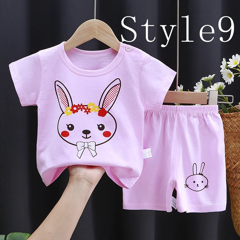 Completo estivo per bambini a maniche corte, abbigliamento in cotone, comodo e traspirante, ideale per giocare e le giornate calde.