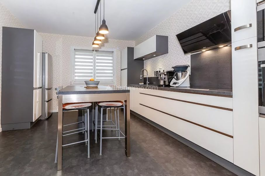 Vente maison 8 pièces 239.25 m² à Saint-Genix-sur-Guiers (73240), 449 000 €