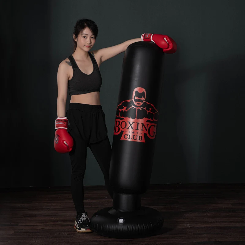 Sac de boxe gonflable sur pied pour l'entraînement à domicile. Outil de fitness pour adultes et enfants, idéal pour le boxe et le kick.