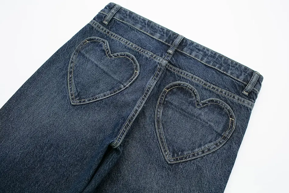 Jean poche cœur taille mi-haute, coupe droite pour une silhouette flatteuse et un confort optimal. Le jean idéal pour toutes vos tenues.