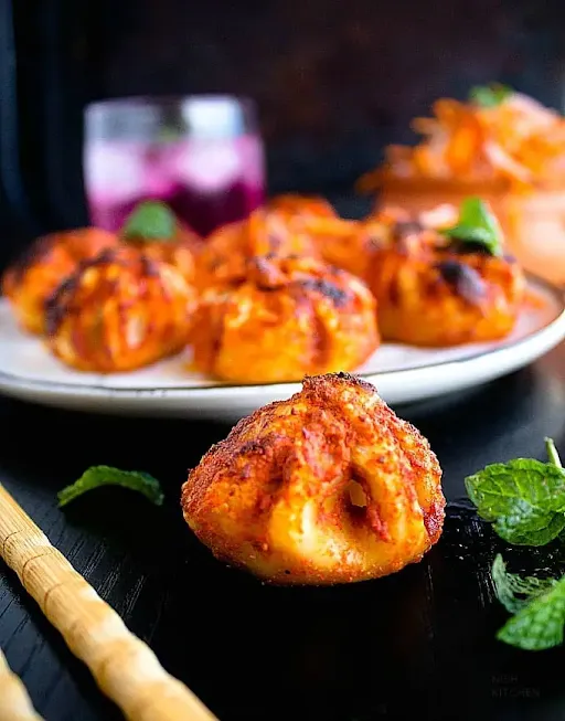 Veg Achari Momos [8 Pieces]