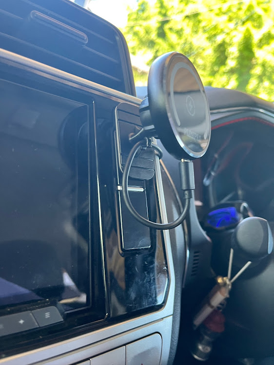 ランドクルーザープラドのMagSafe・iPhone・車載スマホホルダー・車載充電器に関するカスタム事例の投稿画像3枚目