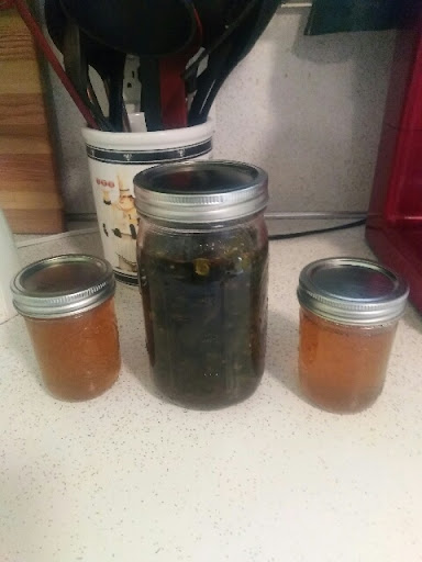 That is a one quart jar with two half pint jars of extra syrup.