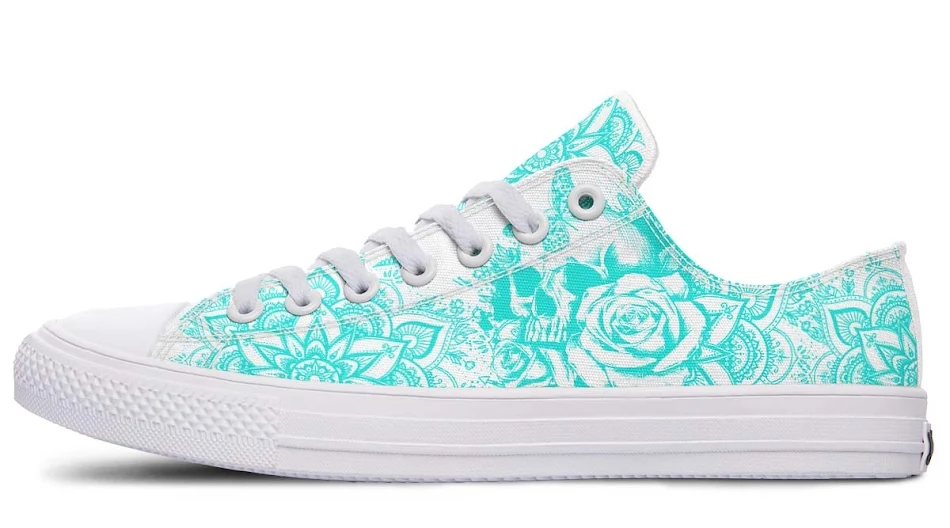 Baskets en toile basses pour couples avec imprimé tendance. Chaussures confortables et stylées, parfaites pour un look décontracté et une allure moderne.