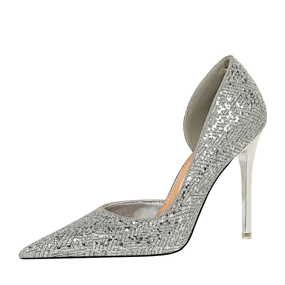 Escarpins à talons hauts, bout pointu, côtés ajourés et sequins scintillants. Sublimez votre look avec ces chaussures !