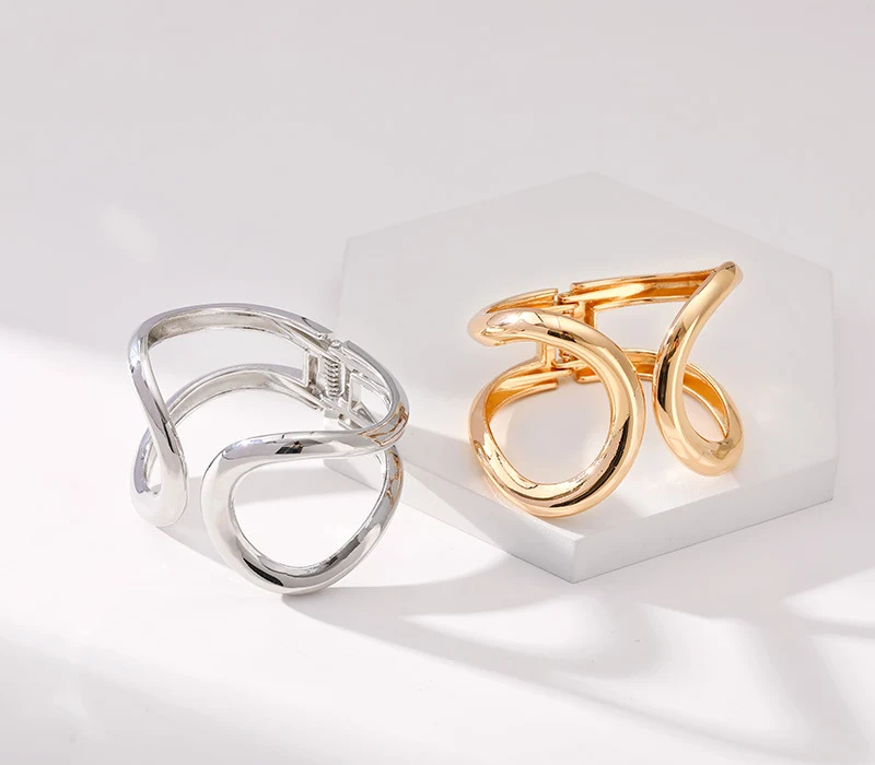 Dames armband met holle boog, dubbele ring en open uiteinde, een elegant sieraad perfect voor dagelijks gebruik en speciale gelegenheden.