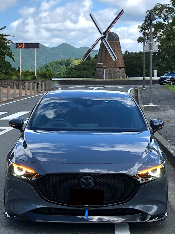 MAZDA3の2月もよろしくお願いします・春よ来い早く来い・真正面ショットに関するカスタム事例の投稿画像1枚目