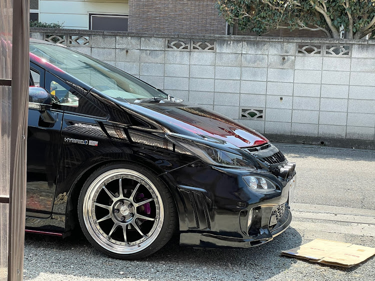 プリウス G'sの磨くと、洗車が楽しくなる！・なかなか終わらない・テキトーに作る・DIY・バンパー改に関するカスタム事例の投稿画像1枚目