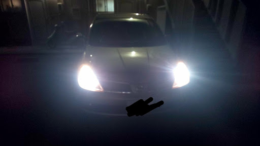 日産 ティーダを華麗にカスタム By Msk 03 18 右ヘッドライトの球が死んでました オートバックス に行って白っぽいのを適当に購入 交換の面倒くささに Cartune