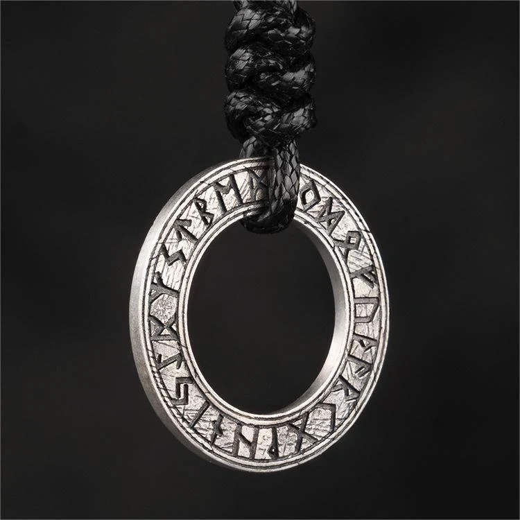 Zilveren letter ketting heren hanger. Een stijlvol en gepersonaliseerd cadeau. Ideaal om individualiteit en stijl uit te drukken en een statement te maken.