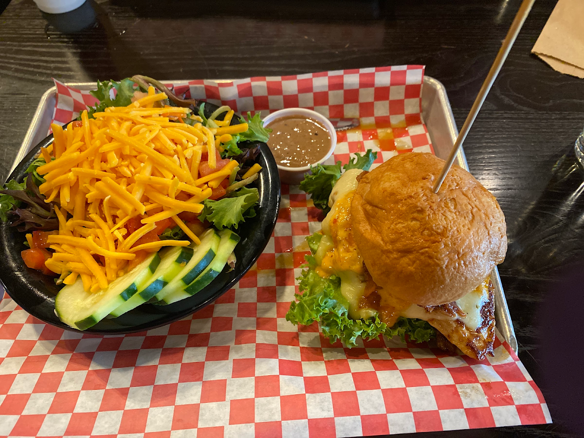 Server said they do NOT have a dedicated fryer so I opted for a salad. Hula chicken sandwich with grilled chicken