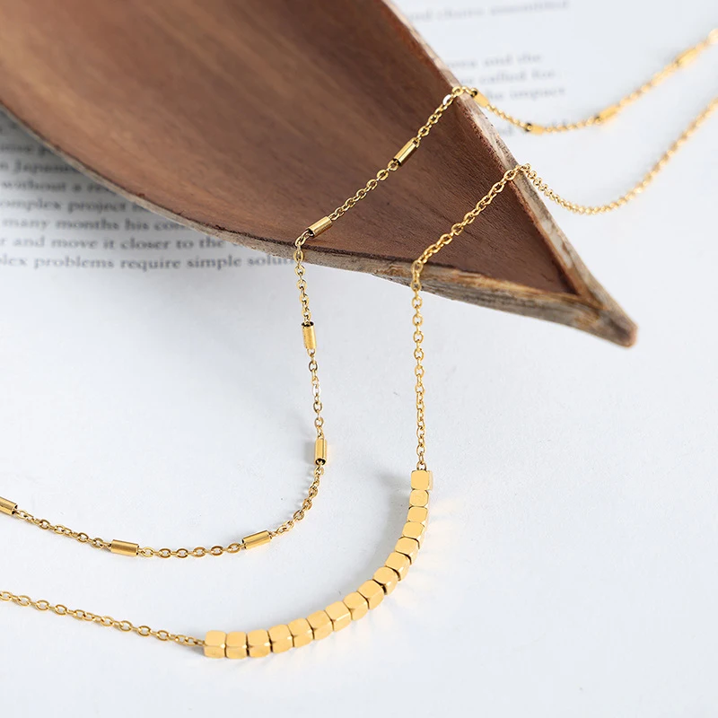 Collier carré en métal double couche pour femmes, un accessoire élégant et tendance, idéal pour rehausser votre style quotidien ou vos tenues de soirée.