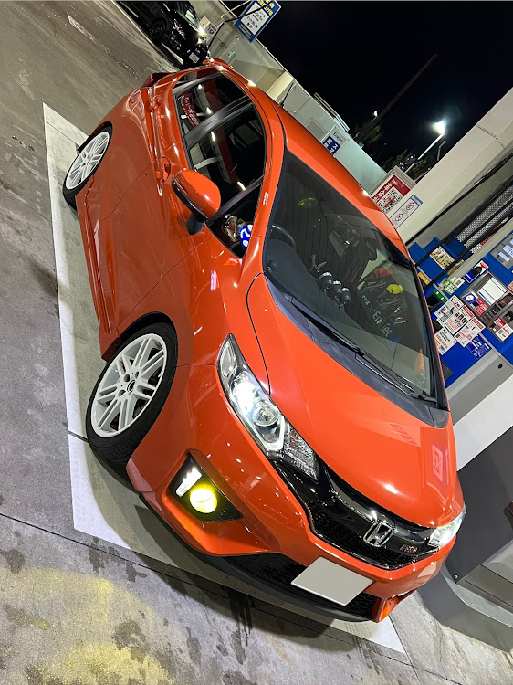 フィットの6MT・オレンジ・ガソリンスタンド・洗車に関するカスタム事例の投稿画像1枚目