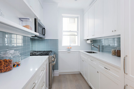 White kitchen with blue backsplash and oven - Luxury property for rent in New York, 4 rooms, 2 bedrooms