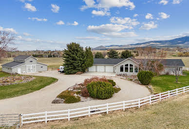 House with garden 4