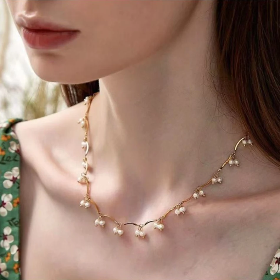 Collier individuel de petites perles pour femmes. Un bijou délicat et élégant, parfait pour toutes les occasions. Offrez-le !