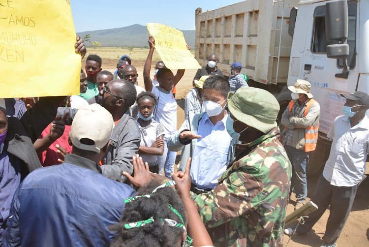 Youths from Jikaze IDP camp and residents of Mai Mahiu, Naivasha, confront police and workers on the metre-gauge railway line from Mai Mahiu Industrial Park to Longonot town on Tuesday, September 29.